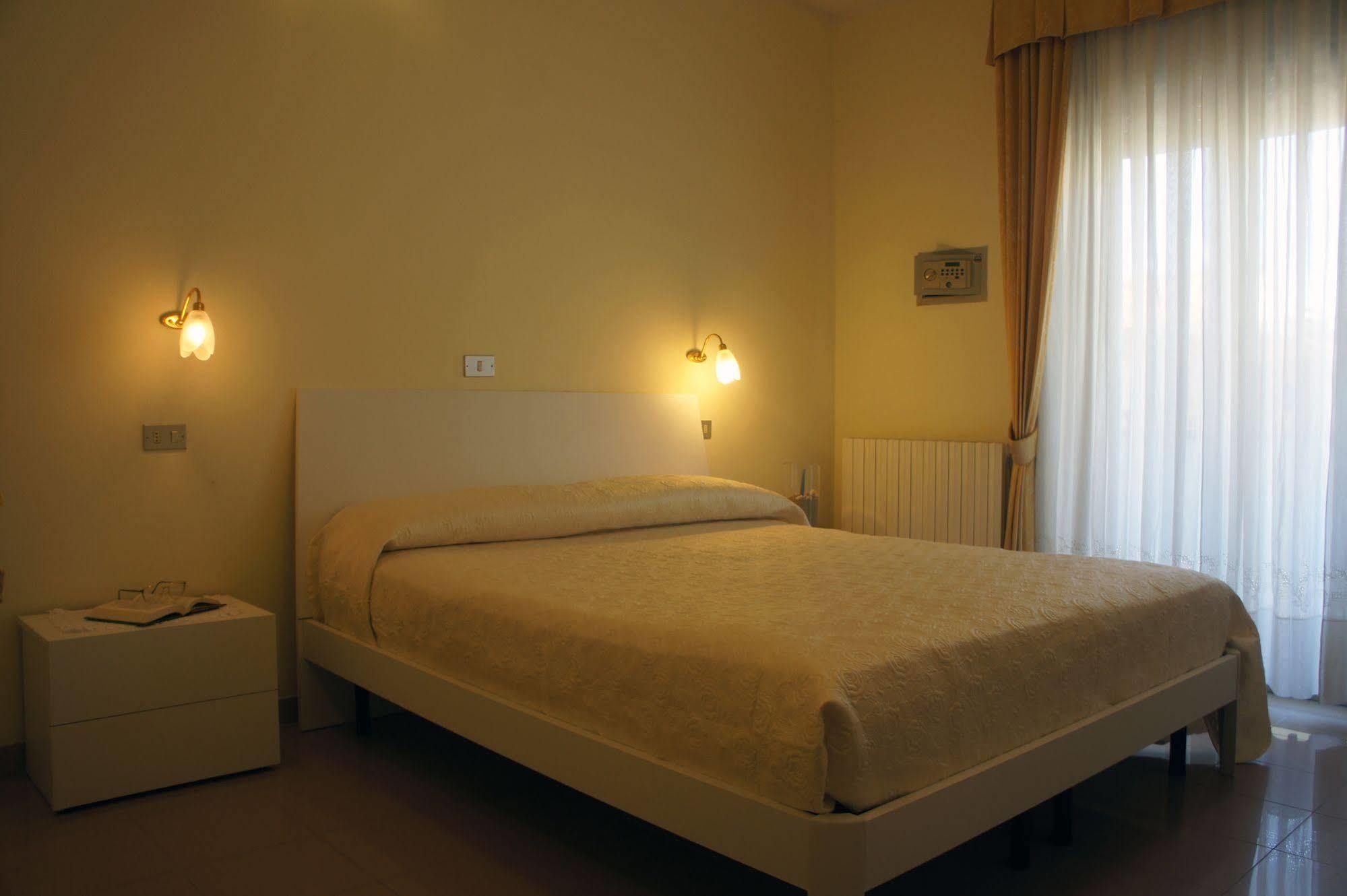 Hotel Solaris Giulianova Exterior photo